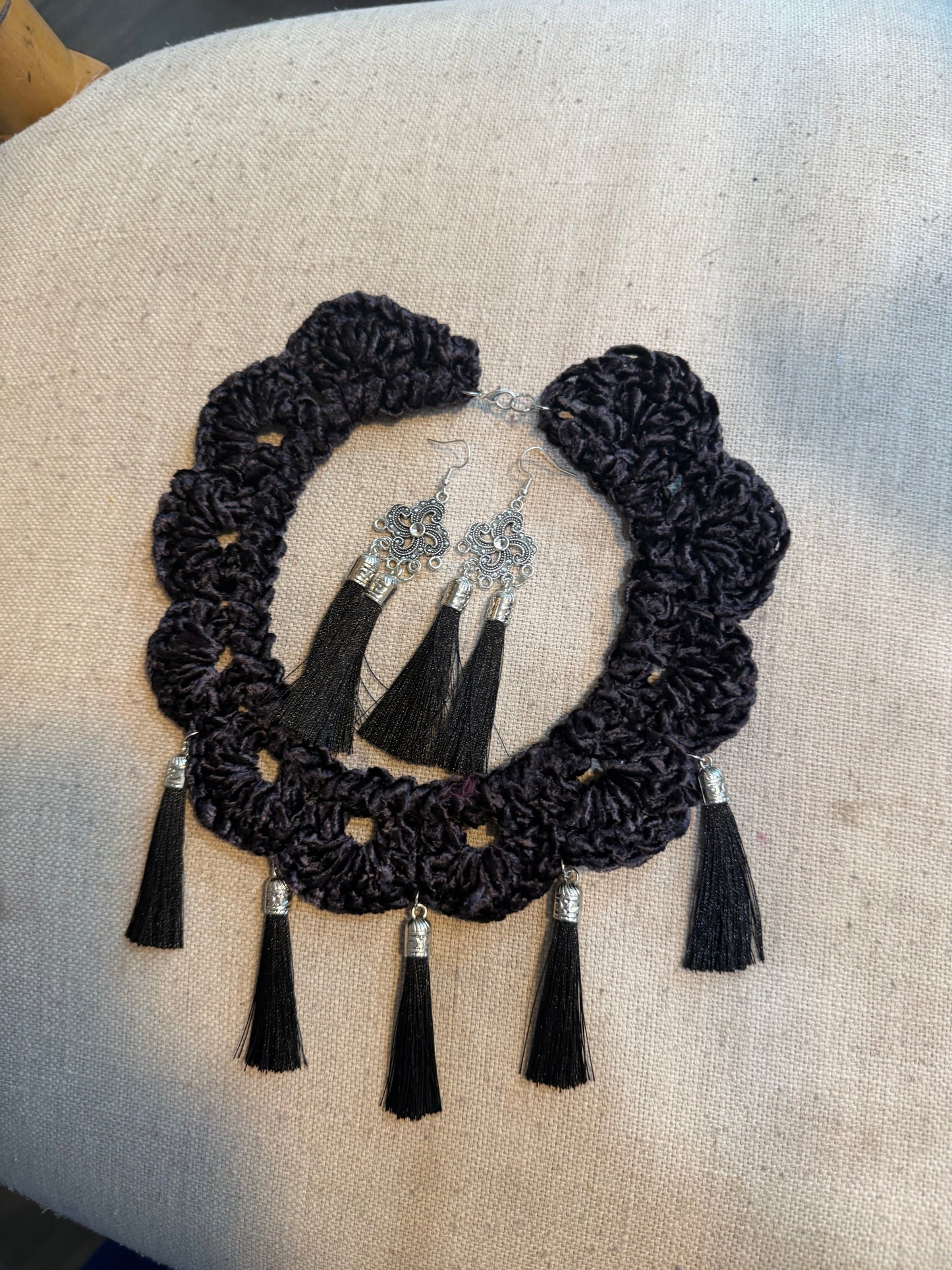 Fringe belief collar (12): Black Velvet and earrings