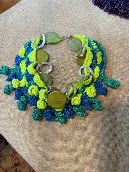 Love bomb collar: green as the day is long