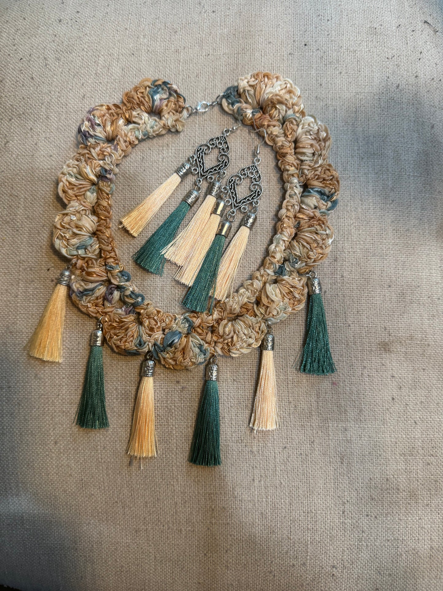 Fringe belief collar (10): green and beige with earrings