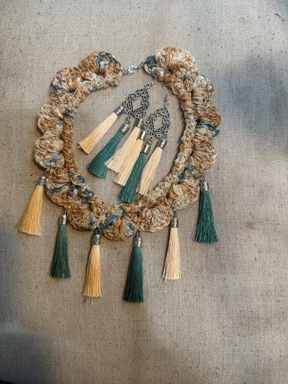 Fringe belief collar (10): green and beige with earrings