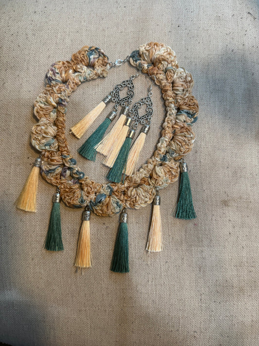 Fringe belief collar (10): green and beige with earrings