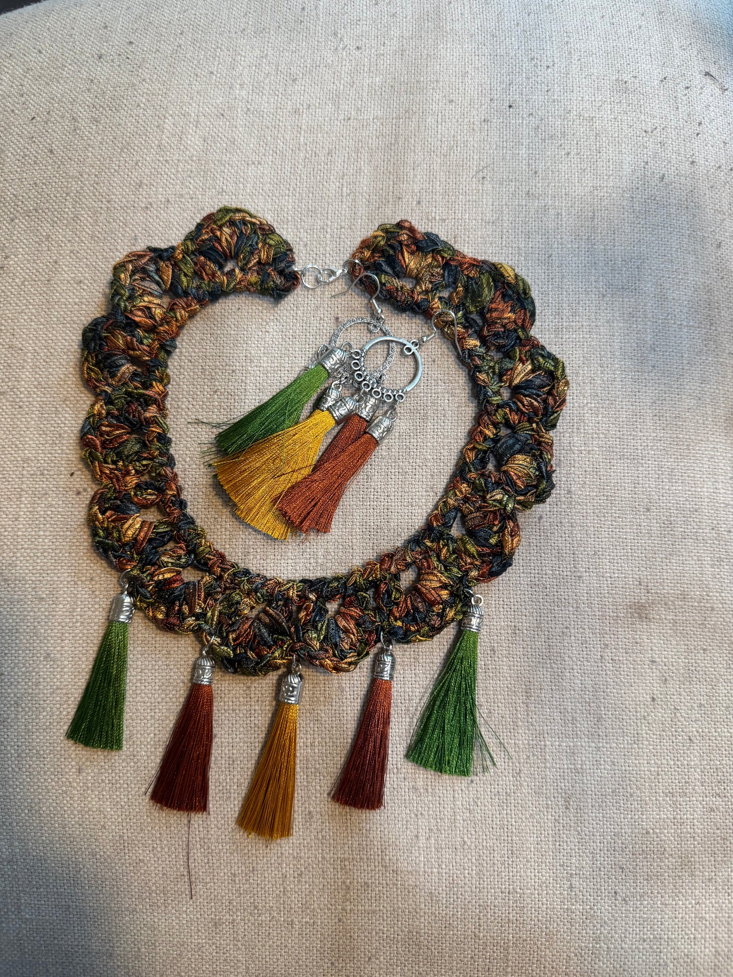 Fringe belief collar (8): green and brown with earrings
