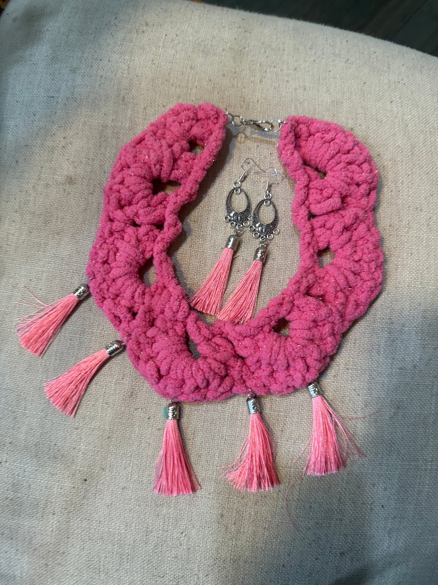 Fringe belief collar (32): Pink chenille with earrings