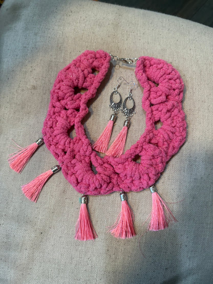 Fringe belief collar (32): Pink chenille with earrings