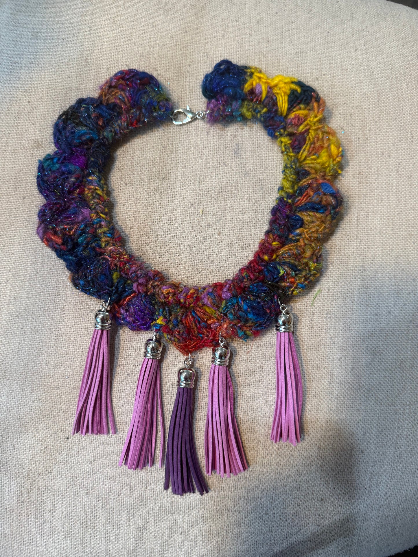 Fringe belief collar (27): rainbow saree yarn