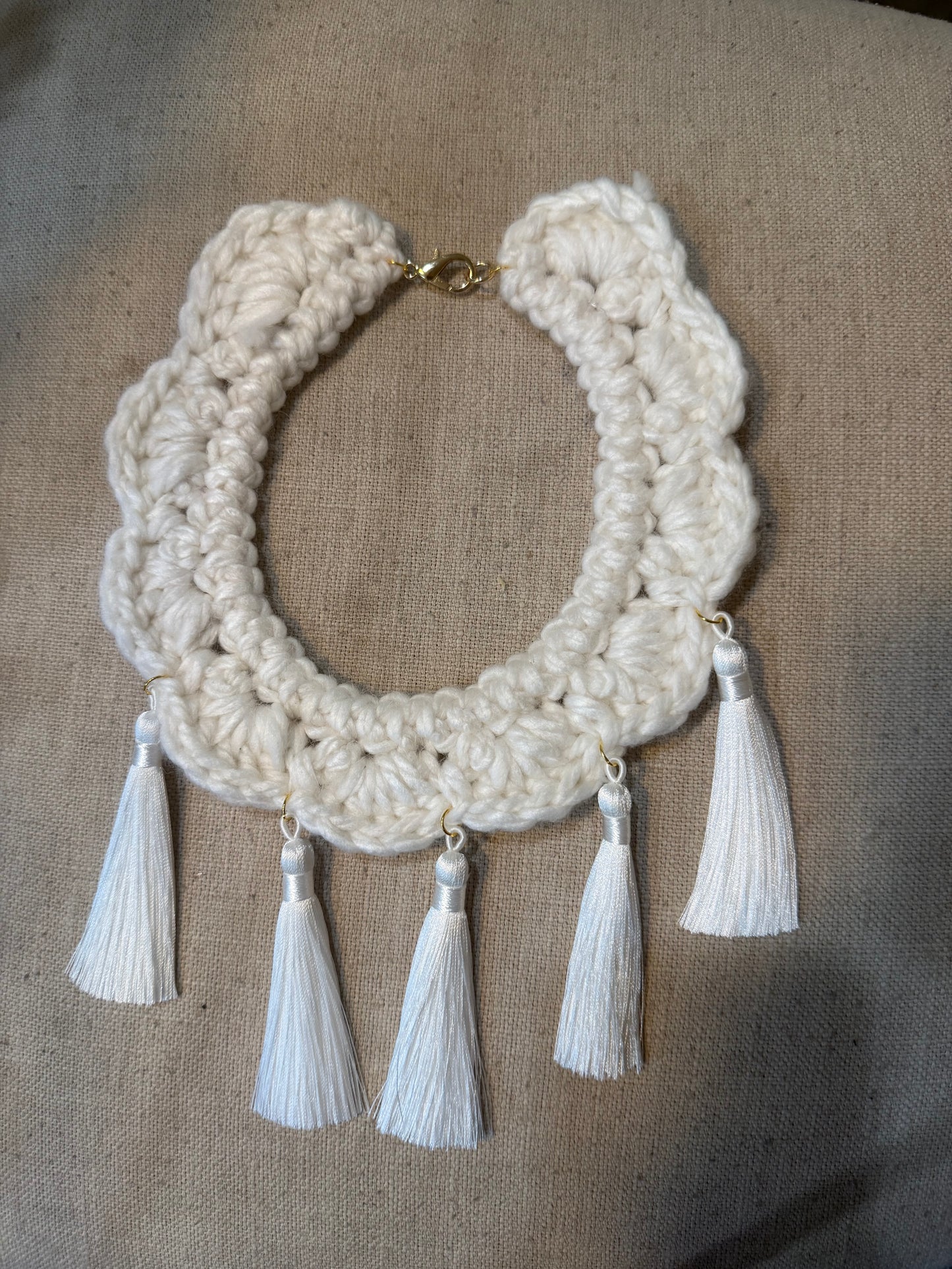 Fringe belief collar (34): white tassels
