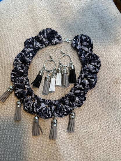 Fringe belief collar (11): Black and White with earrings
