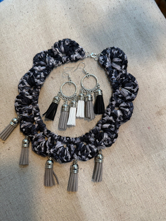 Fringe belief collar (11): Black and White with earrings