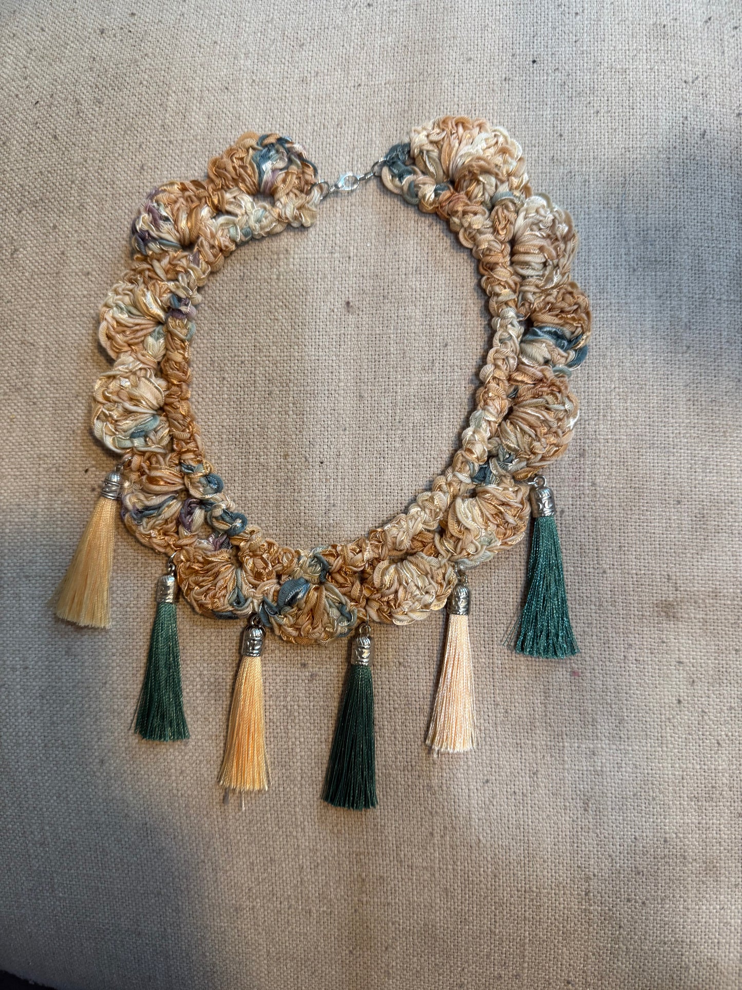 Fringe belief collar (10): green and beige with earrings