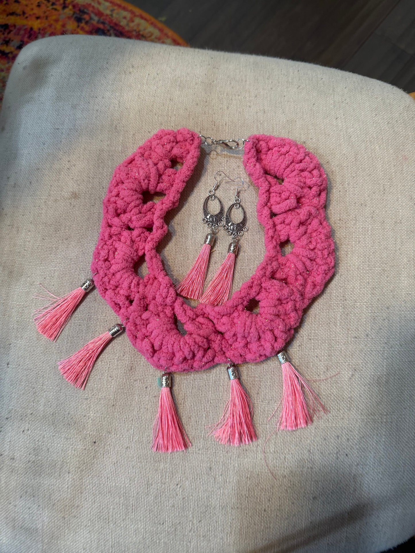 Fringe belief collar (32): Pink chenille with earrings
