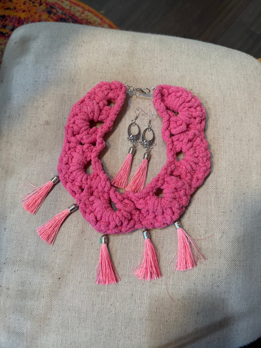 Fringe belief collar (32): Pink chenille with earrings