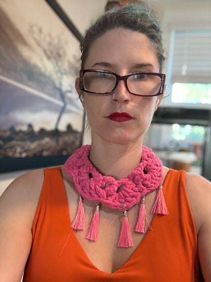 Fringe belief collar (32): Pink chenille with earrings